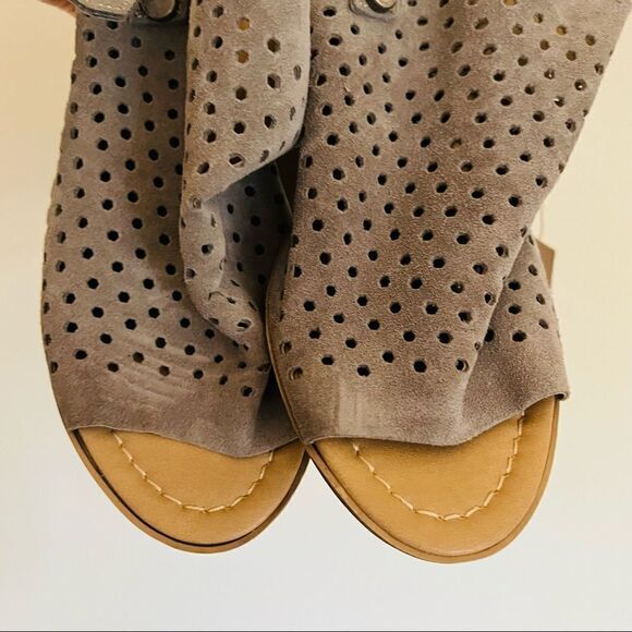 Sophia milano Women's Perforated Hooded Wedge Sandals Size 8 NWT - Picture 6 of 6